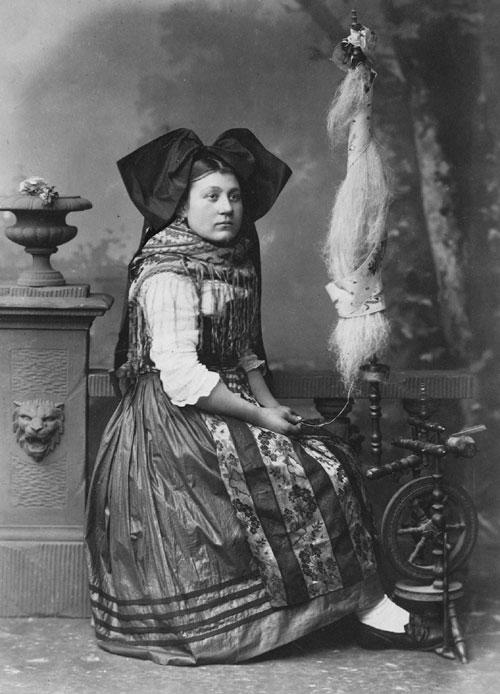 Étude de costume alsacien (au rouet) — Adolphe Braun