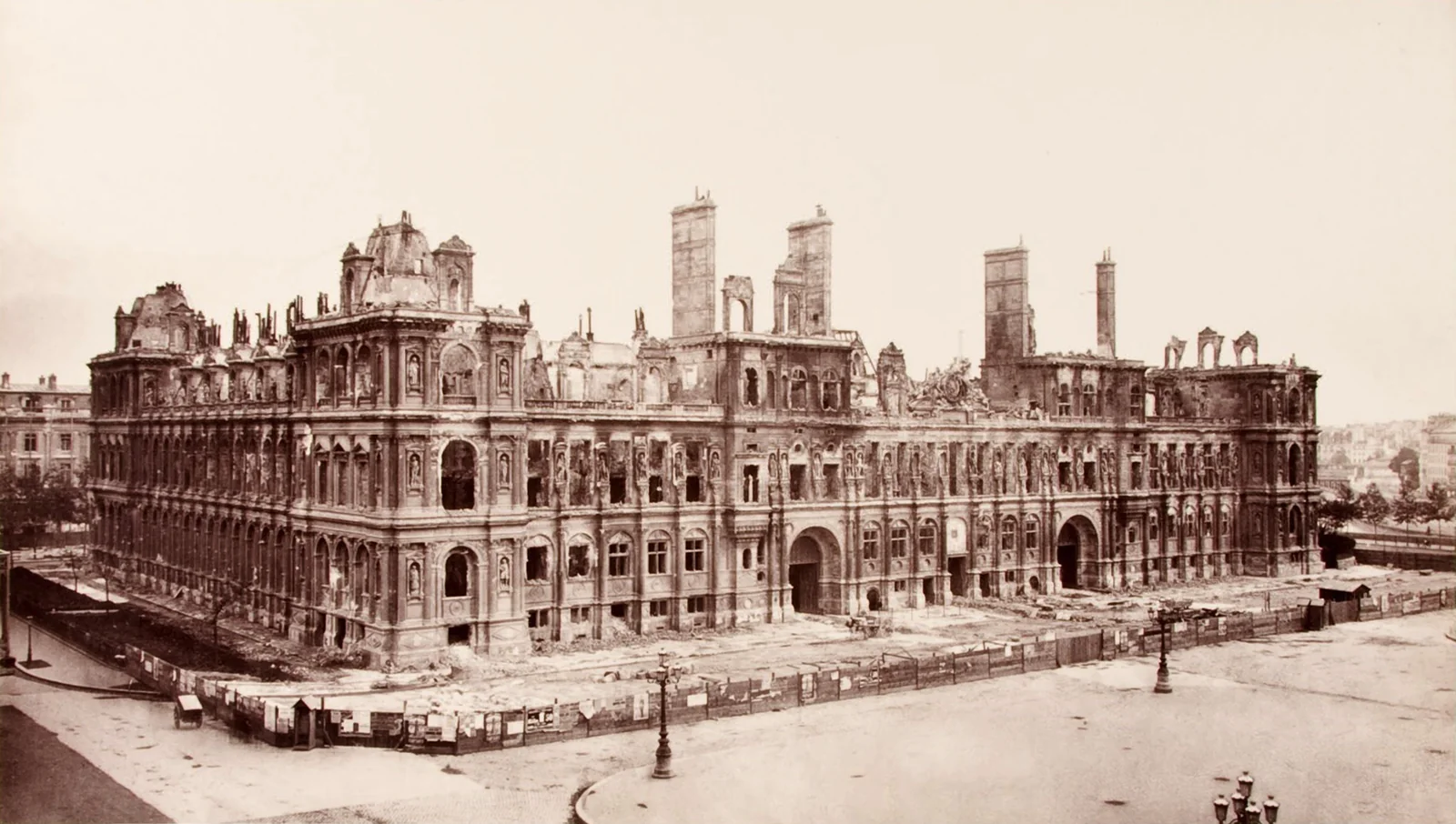 Hôtel de Ville après l'incendie de la Commune — Charles Marville
