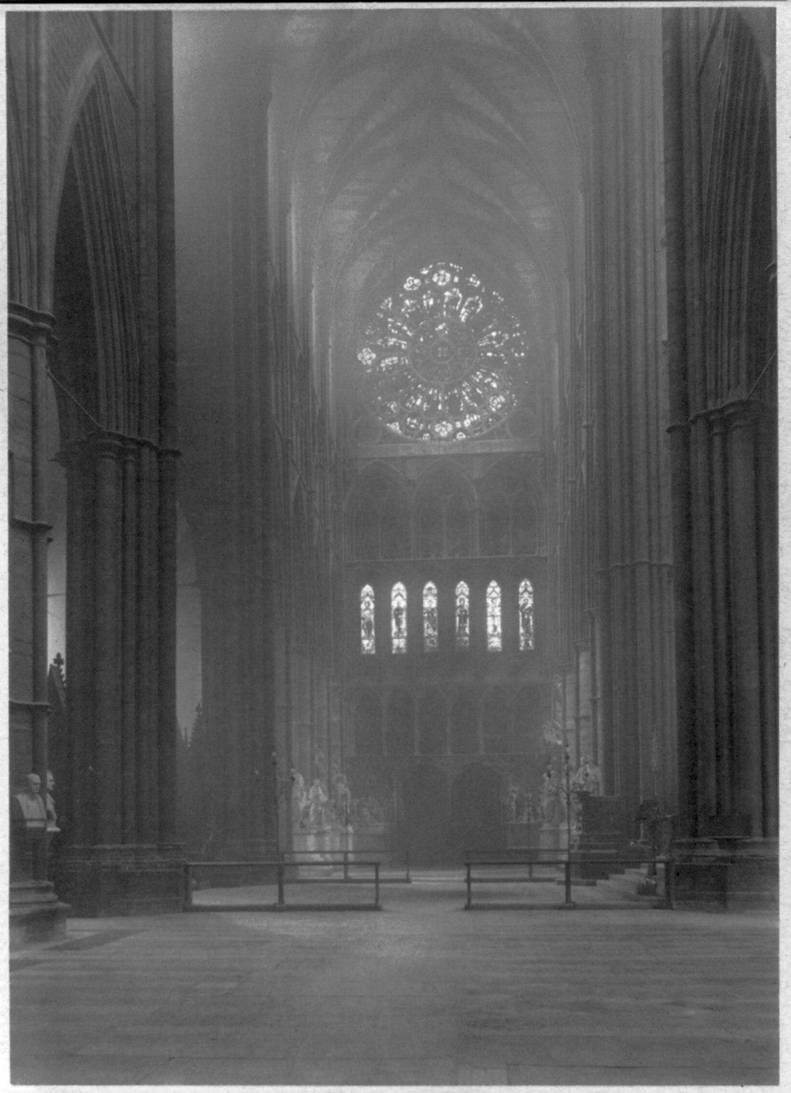 À travers les transepts de Westminster — Frederick H. Evans